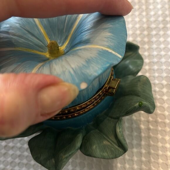 Vintage resin Morning glory hinged trinket box blue w/gold trim small chip GVC - Picture 6 of 6